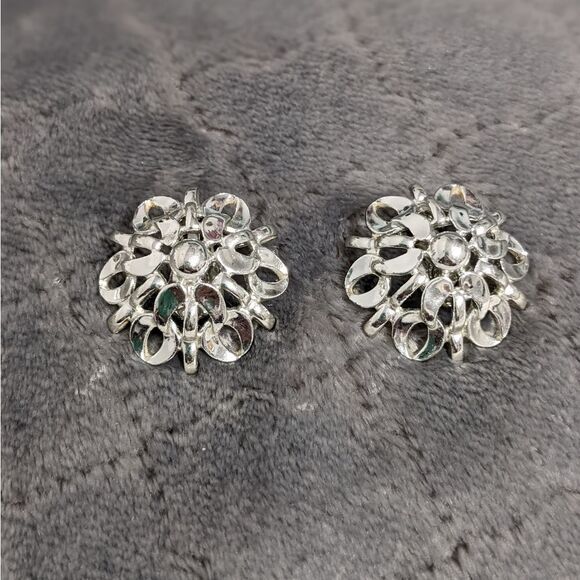 Vintage 80's Rhodium Plated Floral Motif Domed Clip Earrings - Picture 3 of 11